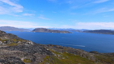 Grönland 'ın buzul gölleri ve Qaqortoq yakınlarındaki dağlar buzdağlarına ve buzullara yakındır..