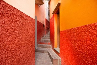 Guanajuato, Meksika, Guanajuato tarihi merkezinde renkli koloni sokakları ve mimarisi.