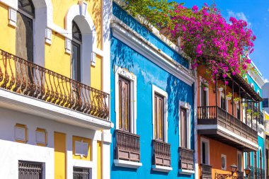 Tarihi şehir merkezinde Porto Riko renkli koloni mimarisi.