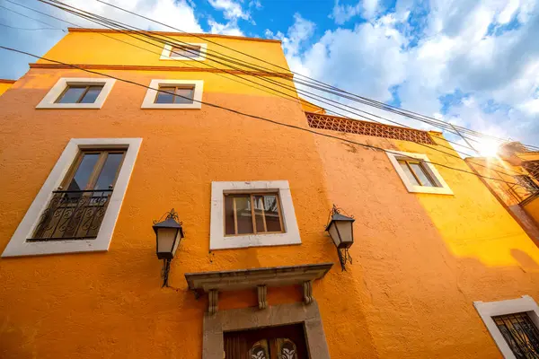 Guanajuato, Meksika, Guanajuato tarihi merkezinde renkli koloni sokakları ve mimarisi.