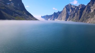 Grönland 'daki Prens Christian Sound su yolu, ünlü seyahat ve turistik eğlence merkezi..