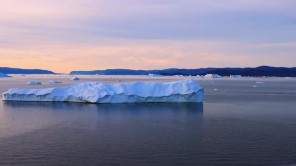 Eisberg Aus Kreuzfahrtschiffurlaub Der Nähe Der Grönländischen Küste Polarkreis Bei — Stockvideo