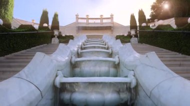 Hayfa 'daki Bahai Bahçesi, İsrail Alman Kolonisi ve Hayfa limanına bakıyor. Bahai Tapınağı 'na giden merdivenler Bahai dönüşüm dinini temsil ediyor..