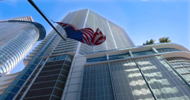 Amerikanische Flagge Weht Finanz Und Einkaufszentrum Der Innenstadt Von Miami — Stockvideo