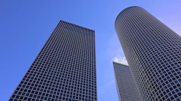 テルアビブ イスラエル 2023 ショッピングモール 金融およびビジネスオフィスや景色のパノラマテルアビブのスカイラインを持つレストランを持つアズリエの高層ビル — ストック動画