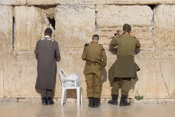 stock image Israeli army IDF soldiers praying for peace at Western Wall in Jerusalem Old City during war with Hamas in Gaza that led to civilian deaths, hostage kidnapping and humanitarian crisis.