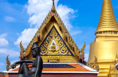 Zümrüt Buda 'nın altın tapınağı Bangkok' ta Phra Kaew.