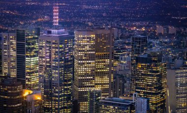 Avustralya manzaralı Melbourne şehir merkezi Yarra Nehri ve finans merkezi yakınlarındaki gökyüzü manzarası.