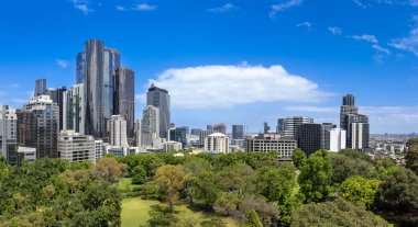 Avustralya manzaralı Melbourne şehir merkezi Yarra Nehri ve finans merkezi yakınlarındaki gökyüzü manzarası.