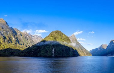 Yeni Zelanda 'daki Milford Sound fiyortlarının panoramik manzarası.
