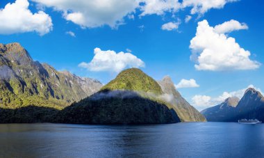 Yeni Zelanda 'daki Milford Sound fiyortlarının panoramik manzarası.