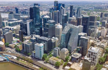 Avustralya manzaralı Melbourne şehir merkezi Yarra Nehri ve finans merkezi yakınlarındaki gökyüzü manzarası.