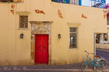 İsrail, Tel Aviv tarihi mahallesi Neve Tzedek sanat galerileri, butikleri ve eski evleri ile.