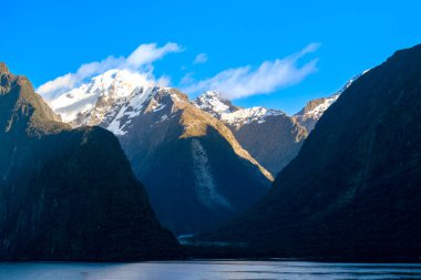Yeni Zelanda 'daki Milford Sound fiyortlarının panoramik manzarası.