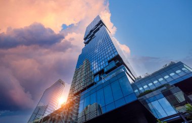 Tayland, Bangkok, Panoramik Kral Power Mahanakhon gökdeleni.