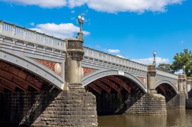 Avustralya Prensesi Melbourne iş ve finans merkezinde Yarra Nehri üzerinde köprü.