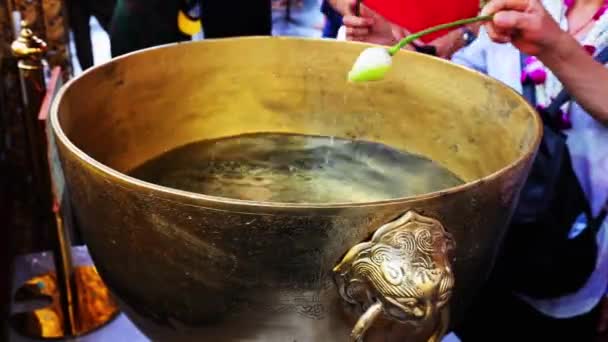 Thailand Ceremoniële Gouden Kom Bij Ingang Van Tempel Van Smaragd — Stockvideo