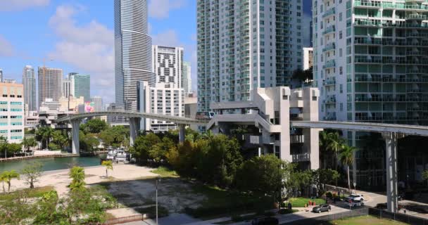 Floride Miami Metrorail Transporter Des Passagers Près Biscayne Bay Condominiums — Video
