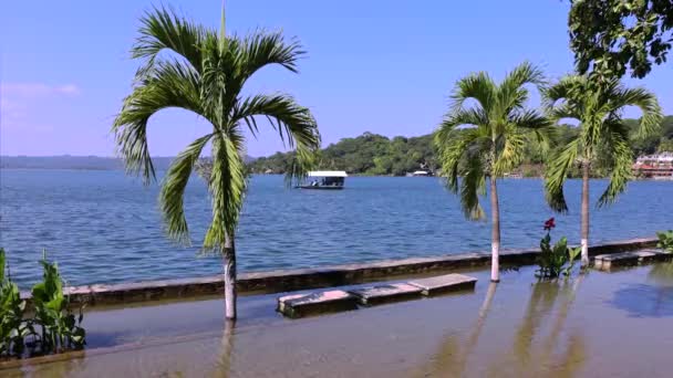 Flores Gwatemala Taksówki Wodne Łodzie Wycieczkowe Przepływające Jezioro Santa Elena — Wideo stockowe