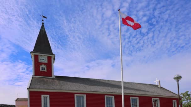 Groenlandse Vlag Zwaaiend Belangrijkste Nuuk Kathedraal Het Centrum Van Hoofdstad — Stockvideo