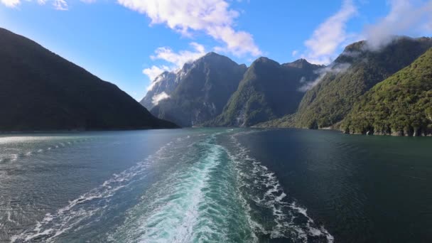 ニュージーランドのミルフォードサウンドフィヨルドの風景のパノラマビュー — ストック動画