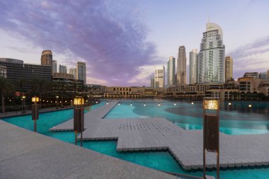 İHA, Dubai şehir merkezindeki Dubai alışveriş merkezinin panoramik manzarası ve Dubai Çeşmesi.