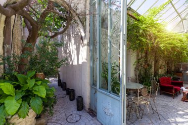 İsrail, Tel Aviv tarihi merkezi Neve Tzedek sanat galerileri ve restoranları ile.