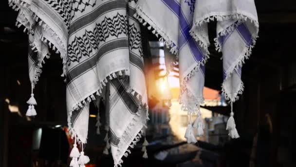 Keffiyeh Arab头饰和巴勒斯坦人在耶路撒冷市场上抵抗的象征 — 图库视频影像