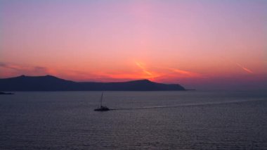 Günbatımında Yunan adaları ve Santorini Denizi manzaraları.