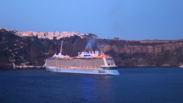 希腊圣托里尼菲拉 2024年3月2日 希腊群岛 一艘游轮在圣托里尼岛附近停靠 在地中海度假 — 图库视频影像