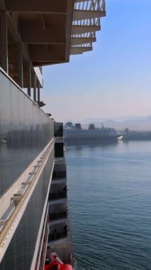 Seyahat gemisi Puerto Vallarta, Meksika 'ya geliyor. Manzaralı okyanus ve sahil manzarası..