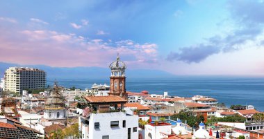 Meksika, Puerto Vallarta 'nın deniz kenarındaki panoramik manzarası Malecon sahilleri ve tarihi merkez..