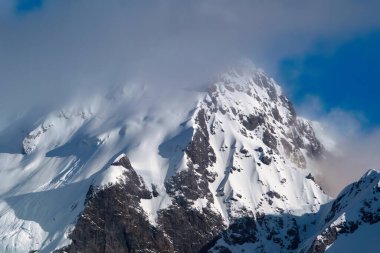 Milford Sound fiyortlarının Yeni Zelanda 'daki manzarası.