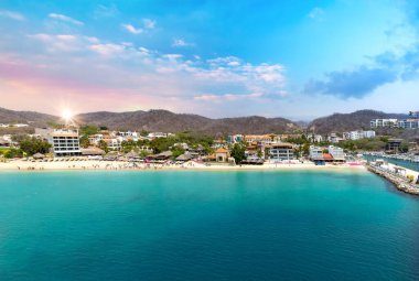 Meksika, Huatulco 'da gemi tatili. Manzaralı plajlar ve okyanus kıyısındaki tatil beldeleri.