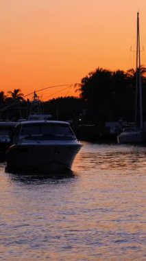 Florida Fort Lauderdale kanallarında özel yatlar ve yelkenliler..