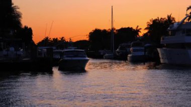 Florida Fort Lauderdale kanallarında özel yatlar ve yelkenliler..