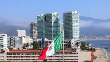 Tatilde Puerto Vallarta 'daki apartman ve plajlardan geçen bir yolcu gemisi. Meksika mı? Manzaralı okyanus ve sahil manzarası