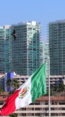 Tatilde Puerto Vallarta 'daki apartman ve plajlardan geçen bir yolcu gemisi. Meksika mı? Manzaralı okyanus ve sahil manzarası