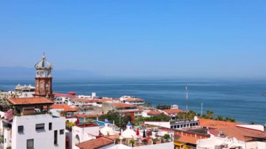 Meksika, Puerto Vallarta 'nın deniz kenarındaki panoramik manzarası Malecon sahilleri ve tarihi merkez..