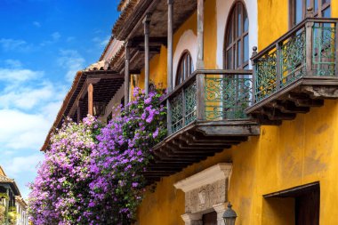 Kolombiya 'da. Koloni Kartagena Duvarlı Şehir ve tarihi merkezde renkli evler.