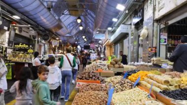 Kudüs, İsrail, 17 Nisan 2023: Kudüs Mahane Yehuda Pazarı turistler ve yerel halk arasında otantik Yahudi yemekleri ve küçük restoranları ile popüler