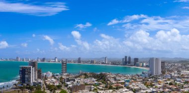 Meksika mı? Manzaralı ufuk çizgisi ve Mazatlan Malecon 'un panoramik görüntüsü. Okyanus sahili manzarası, Cerro Neveria.
