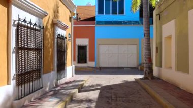 Meksika, Mazatlan, El Malecon gezinti alanı yakınlarındaki tarihi şehir merkezinde renkli eski şehir sokakları, okyanus kıyısı Zona Hotelera Otel Bölgesi ve merkez Mazatlan Bazilika katedrali.