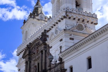 Quito, Ekvador. Tarihi merkezdeki Central Plaza Katolik Katedrali Bazilikası San Francisco Kilisesi.