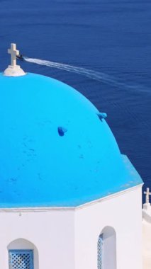 Yunanistan, Yunan Adaları gezisi. Oia 'nın üst perspektifinden manzaralı panoramik deniz manzarası.