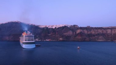 Yunanistan Adaları ve yolcu gemisi Akdeniz 'de bir gemi gezisi için Santorini adasının yakınına yanaştı.