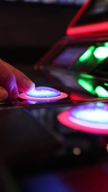 Kumarhane 21 ve slot makinelerinde kumar oynayan kişi..
