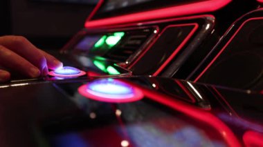 Kumarhane 21 ve slot makinelerinde kumar oynayan kişi..