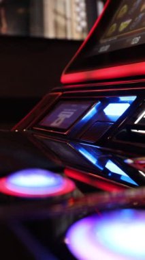 Kumarhane 21 ve slot makinelerinde kumar oynayan kişi..