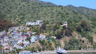 Kaliforniya 'daki Catalina Adası ve Avalon şehrinin panoramik manzarası. Ünlü tatil beldeleri ve turizm merkezleri.